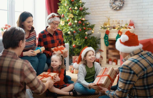 Familjen firar jul — Stockfoto