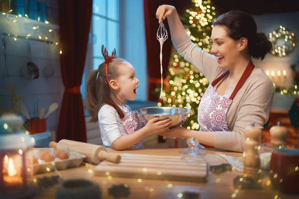 Μαγείρεμα cookies Χριστούγεννα — Φωτογραφία Αρχείου