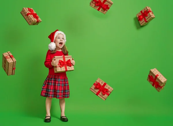 Meisje met kerstcadeau. — Stockfoto