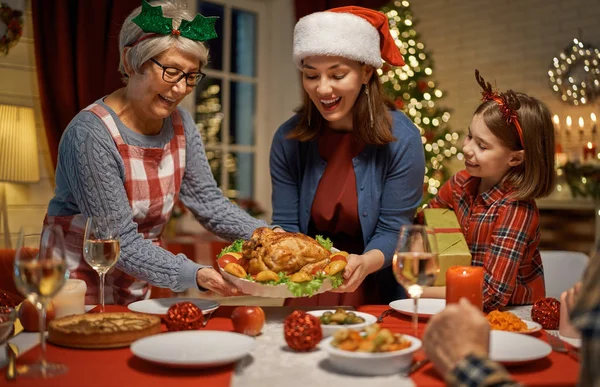 Família celebrando o Natal — Fotografia de Stock