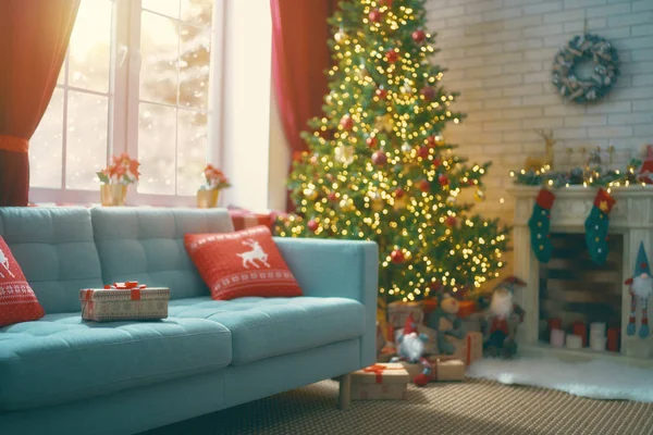 Habitación decorada para Navidad — Foto de Stock