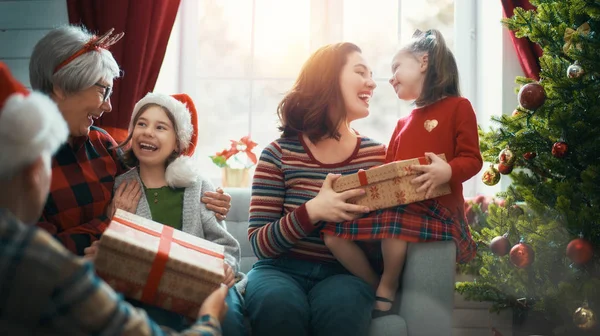 Família celebrando o Natal — Fotografia de Stock