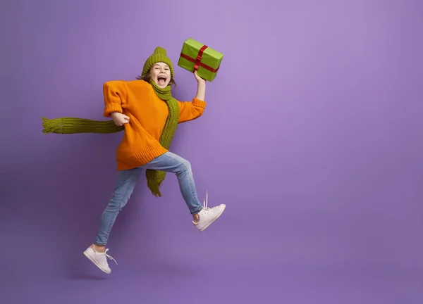 Chica con regalo de Navidad — Foto de Stock