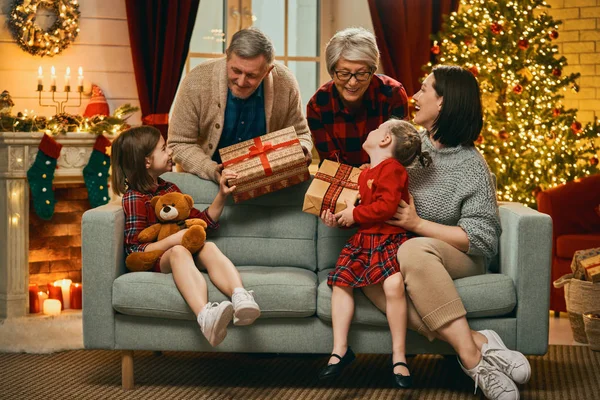 Familie feiert Weihnachten — Stockfoto