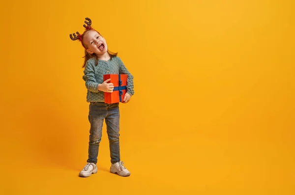 Mädchen mit Weihnachtsgeschenk — Stockfoto