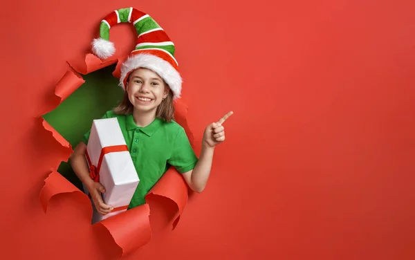 Duende do Papai Noel em fundo de cor brilhante — Fotografia de Stock