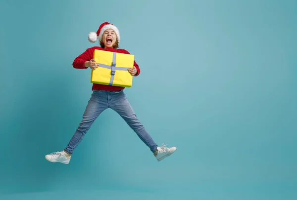 Menina com presente de Natal — Fotografia de Stock