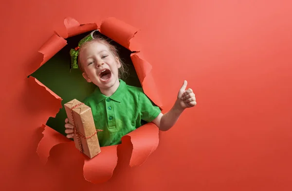 Duende do Papai Noel em fundo de cor brilhante — Fotografia de Stock