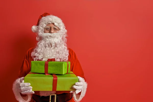 Papai Noel em fundo de cor . — Fotografia de Stock