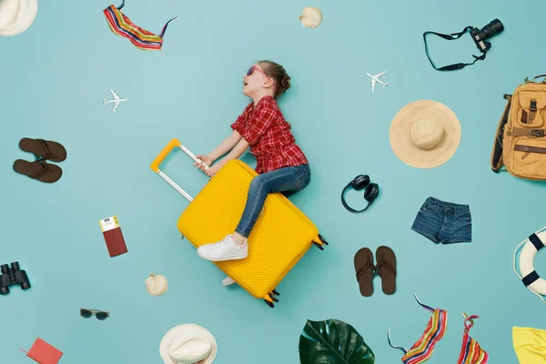 旅行的梦想 在明亮的蓝色墙壁的背景的孩子飞行在手提箱 — 图库照片