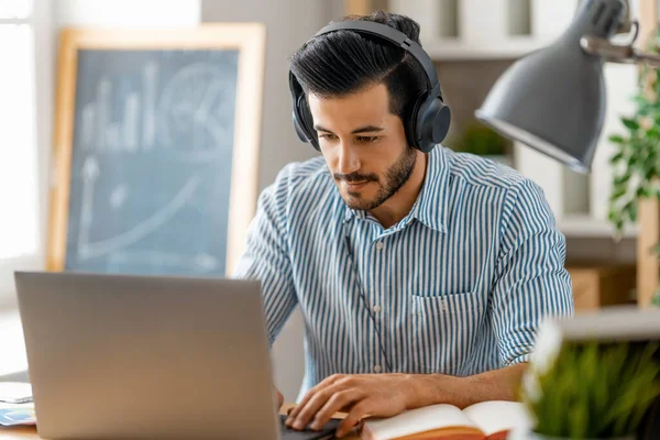 Jovem Casual Feliz Trabalhando Laptop Casa — Fotografia de Stock