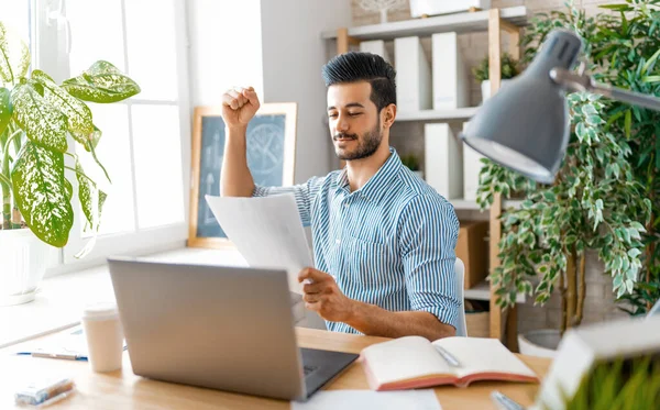 Felice Casual Giovane Uomo Che Lavora Computer Portatile Casa — Foto Stock