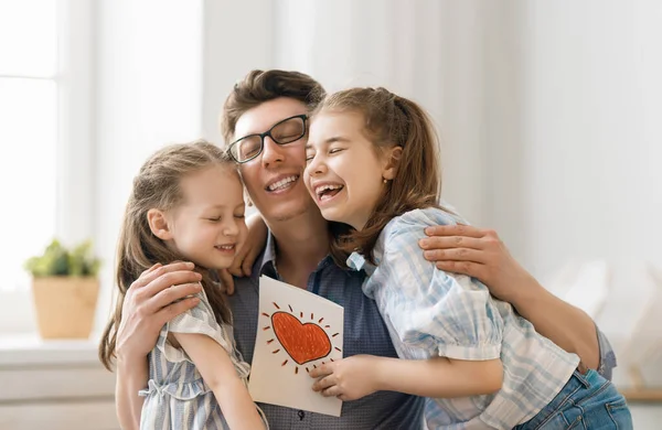 Днем Батька Діти Дочки Вітають Тата Дарують Йому Листівку Тато — стокове фото