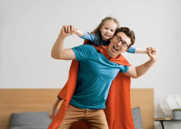 Far Och Hans Barn Leker Tillsammans Flicka Och Pappa Superhjältedräkt — Stockfoto