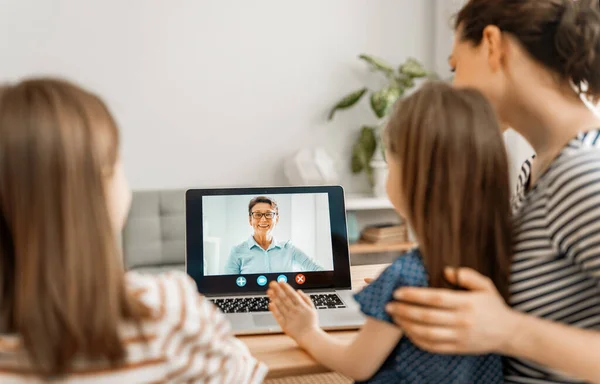 家族を愛してる おばあちゃんとの遠隔会話のためにラップトップPcを使用して若い母親と娘 面白いお母さんと素敵な子供たちは家にいるのを楽しんでいます — ストック写真