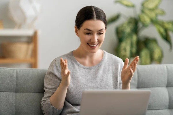 Jovem Mulher Está Usando Laptop Para Conversa Remota Com Amigos — Fotografia de Stock