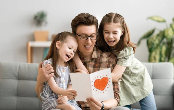 Boldog Apák Napját Gyerekek Lányai Gratulálnak Apának Képeslapot Adnak Neki — Stock Fotó