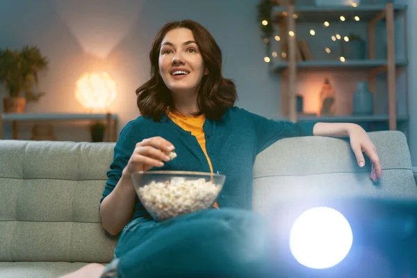여자가 프로젝터 저녁에 팝콘을 영화를 있습니다 집에서 시간을 보내는 — 스톡 사진