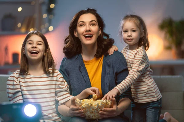 Família Feliz Assistindo Projetor Filmes Com Pipocas Noite Casa Mãe — Fotografia de Stock