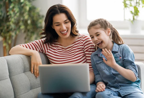 Lycklig Kärleksfull Familj Ung Mor Och Dotter Flicka Använder Laptop — Stockfoto