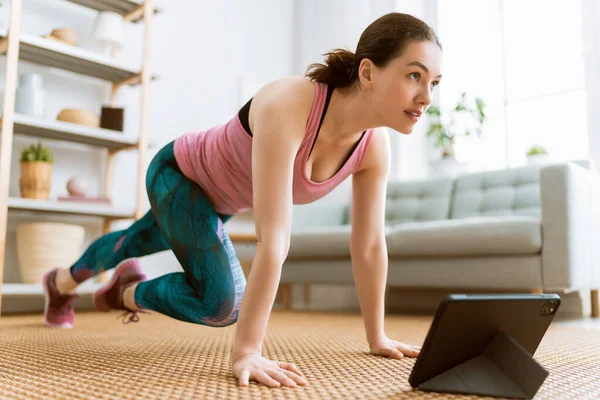 Jovem Activewear Assistindo Cursos Line Tablet Enquanto Exercita Casa — Fotografia de Stock