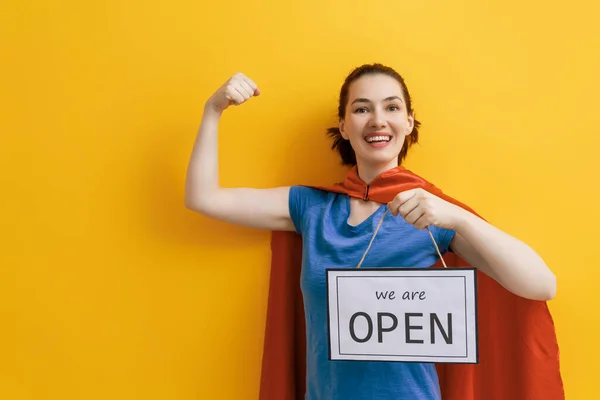 Kleine Ondernemer Glimlacht Houdt Het Bord Voor Heropening Van Plaats — Stockfoto