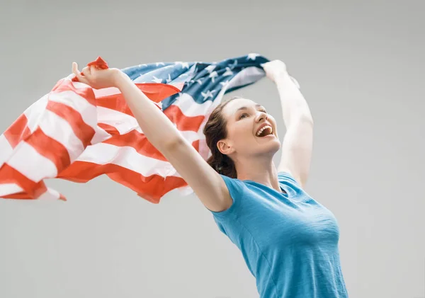 Patriotisk Högtid Glad Ung Kvinna Med Amerikansk Flagga Usa Firar — Stockfoto