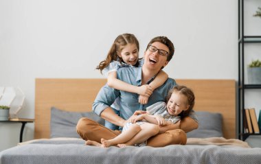 Sevgi dolu bir aile. Baba ve kızları birlikte oynayan kızlar. Babalar Günü konsepti..
