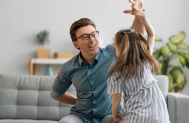 Babalar günün kutlu olsun! Baba ve kızı dans ediyorlar. Aile tatili ve birliktelik.