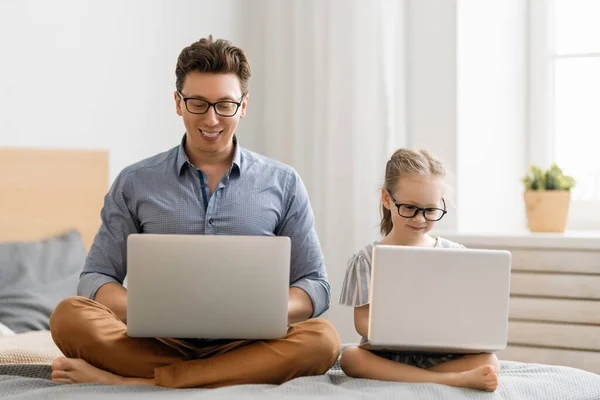快乐温馨的家庭 年轻的父亲和女儿使用笔记本电脑 爸爸和可爱的孩子呆在家里很开心 — 图库照片