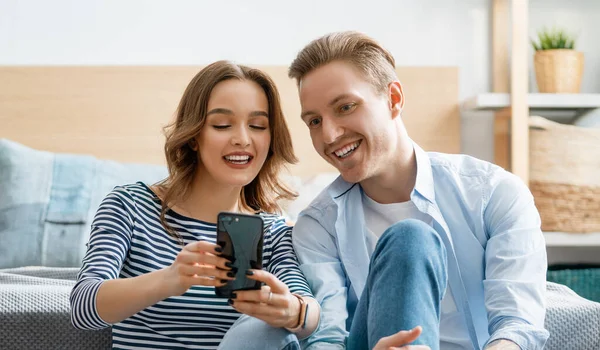 Jeune Couple Utilise Smartphone Assis Sur Lit Maison — Photo