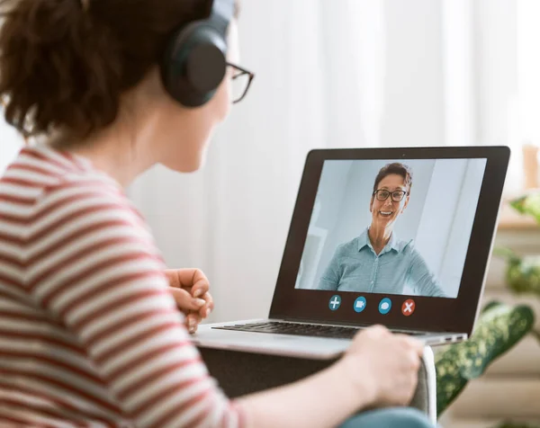 Młoda Kobieta Używa Laptopa Zdalnej Rozmowy Rozmowy Wideo — Zdjęcie stockowe