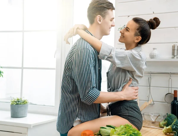 Comida Saudável Casa Feliz Casal Amoroso Está Preparando Refeição Adequada — Fotografia de Stock