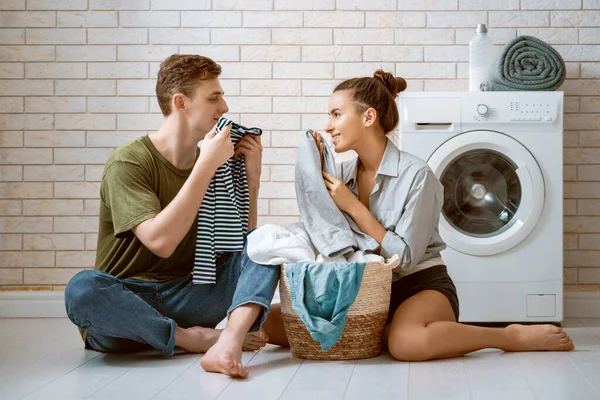 Bonito Jovem Casal Amoroso Está Sorrindo Enquanto Lavava Roupa Casa — Fotografia de Stock