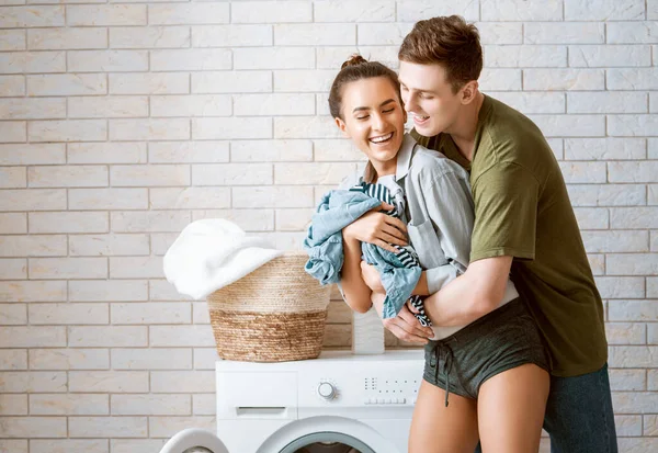 Hermosa Joven Pareja Amorosa Está Sonriendo Mientras Hace Colada Casa — Foto de Stock