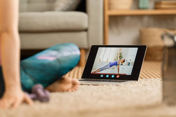 Jovem Activewear Assistindo Cursos Line Laptop Enquanto Exercita Casa — Fotografia de Stock