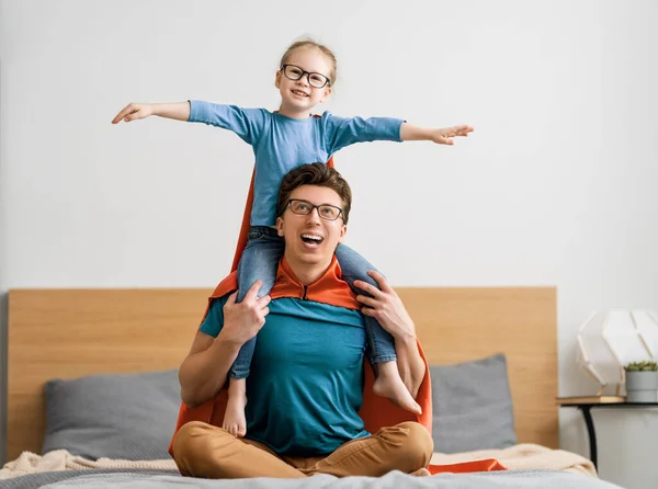 Pai Filho Brincam Juntos Rapariga Pai Disfarçados Super Heróis Papai — Fotografia de Stock