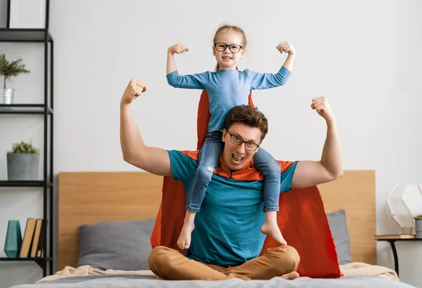 Vater Und Sein Kind Spielen Zusammen Mädchen Und Papa Superheldenkostüm — Stockfoto