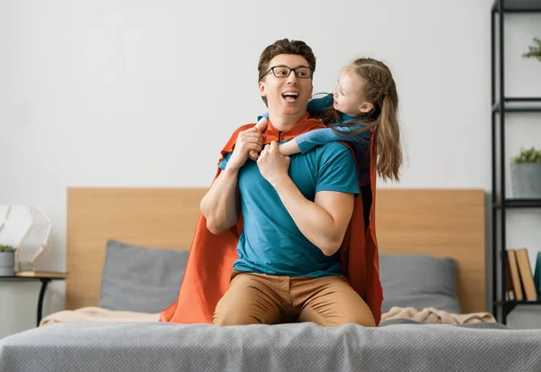 Vader Zijn Kind Spelen Samen Meisje Vader Superheld Kostuum Papa — Stockfoto