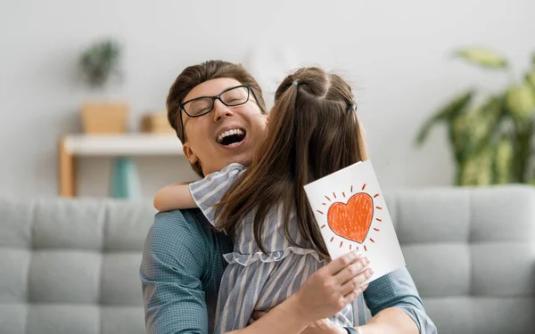 Feliz Día Del Padre Hija Mía Felicitando Papá Dándole Una —  Fotos de Stock