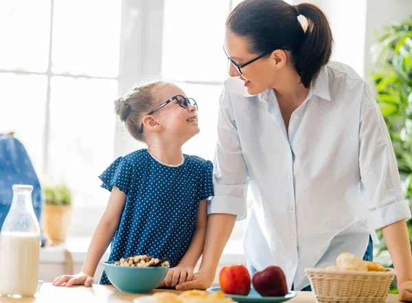 Zdrowe Jedzenie Domu Szczęśliwa Rodzina Kuchni Matka Córka Jedzą Śniadanie — Zdjęcie stockowe