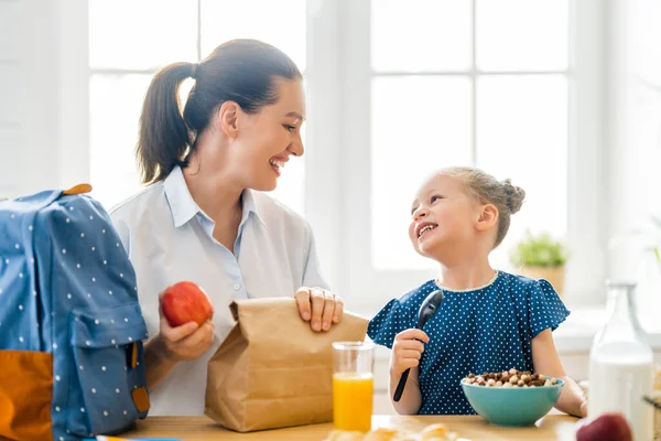 Comida Saludable Casa Familia Feliz Cocina Madre Hija Están Desayunando — Foto de Stock
