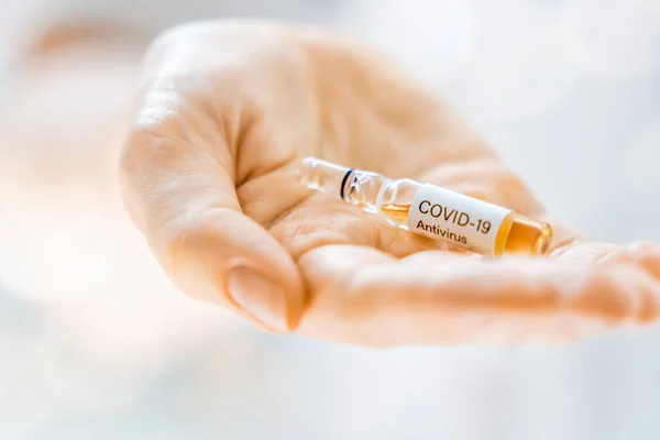 Médico Tubo Retenção Laborante Com Vacina Coronavirus Conceito Tratamento Prevenção — Fotografia de Stock