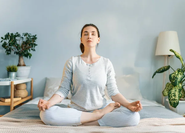 Glückliche Junge Frau Genießt Sonnigen Morgen Und Praktiziert Meditation Auf — Stockfoto