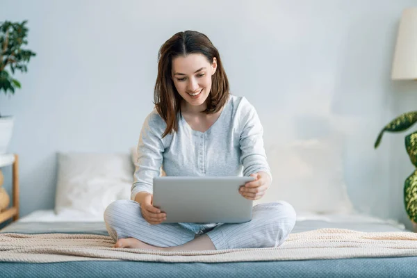 Mutlu Sıradan Güzel Bir Kadın Dizüstü Bilgisayarla Çalışıyor Evde Yatakta — Stok fotoğraf