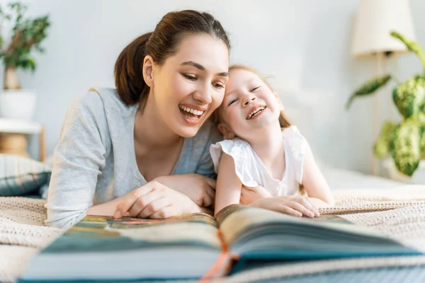 Feliz Familia Amorosa Linda Madre Joven Leyendo Libro Hija Cama —  Fotos de Stock