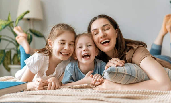 Les Belles Filles Leur Mère Profitent Une Matinée Ensoleillée Bon — Photo