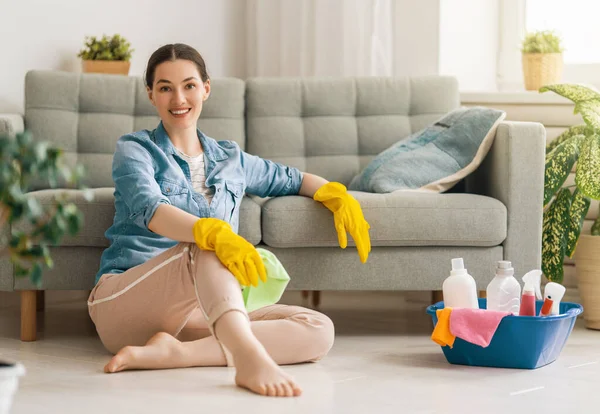Όμορφη Νεαρή Γυναίκα Κάνει Καθαρισμό Του Σπιτιού — Φωτογραφία Αρχείου