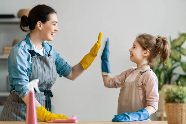 Szczęśliwa Rodzina Domu Matka Córka Sprzątają Domu Młoda Kobieta Dziewczynka — Zdjęcie stockowe