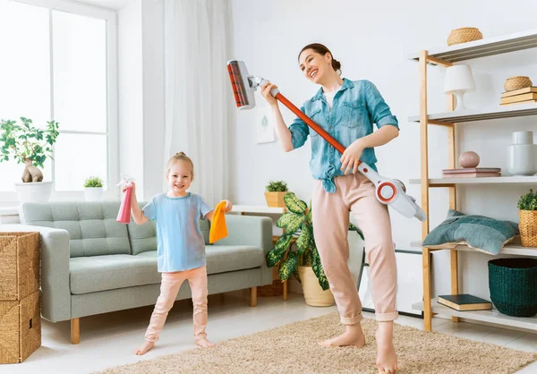 Ευτυχισμένη Οικογένεια Σκουπίζει Δωμάτιο Μητέρα Και Κόρη Κάνουν Καθάρισμα Στο — Φωτογραφία Αρχείου